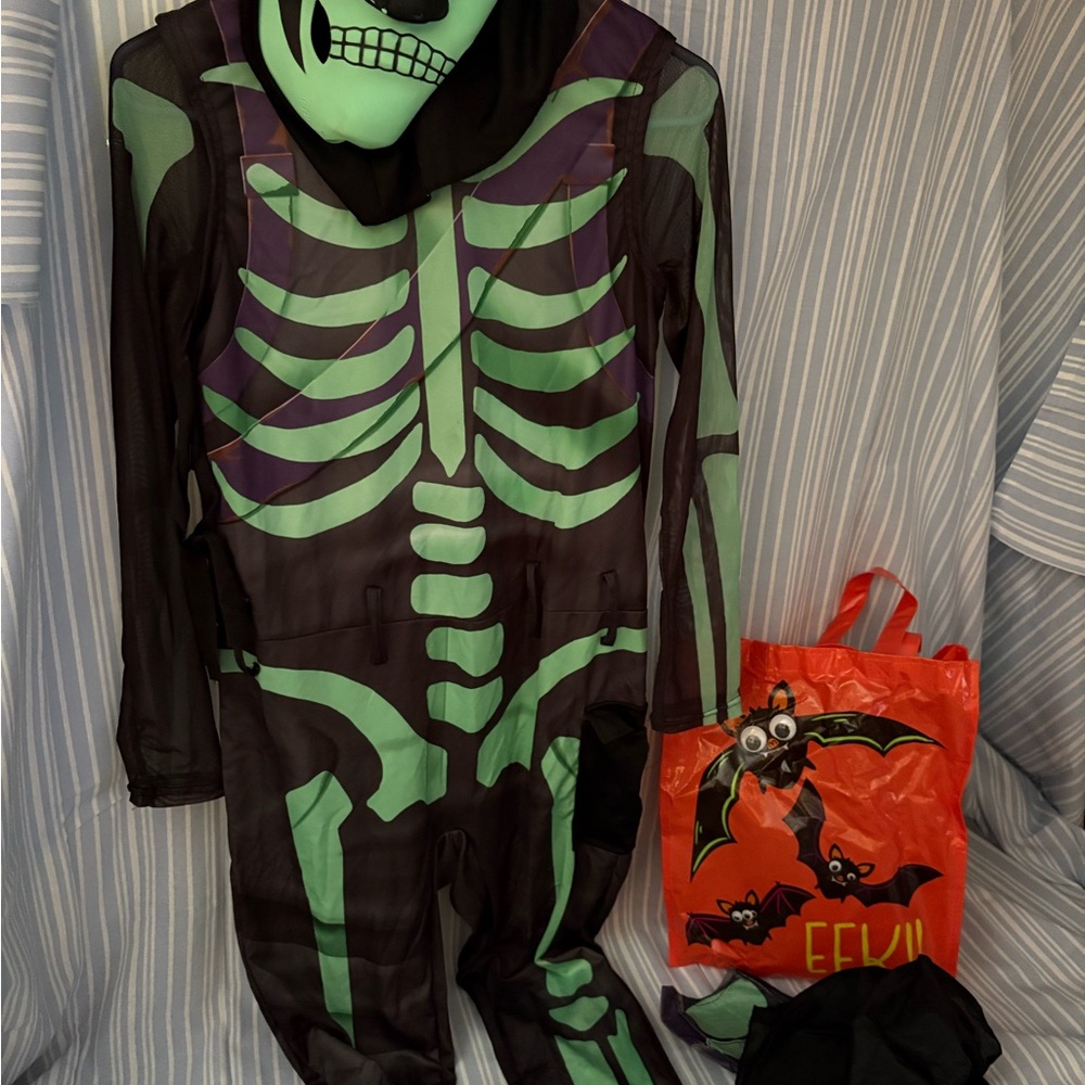NWOT Kids Fortnite Skull Trooper Costume with Mask